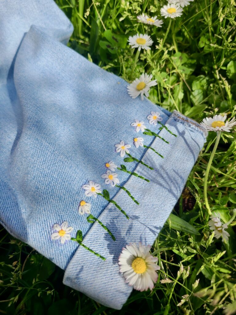 Ourlet de jeans broderie de marguerite.