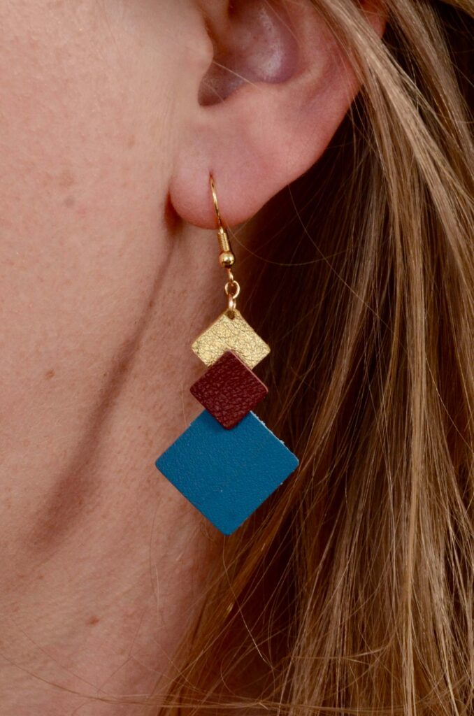 Boucles d'oreilles fabriquées à partir de chutes de cuir - Bleu, bordeaux et or.
