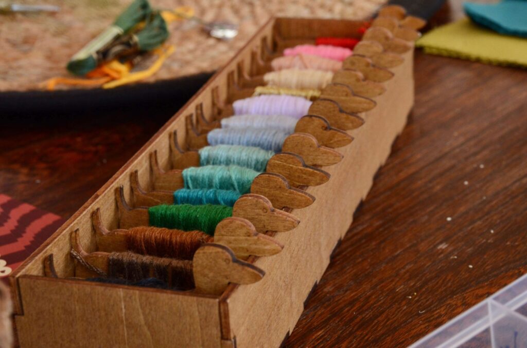 Boite pour ranger les fils de broderie en forme de teckel.