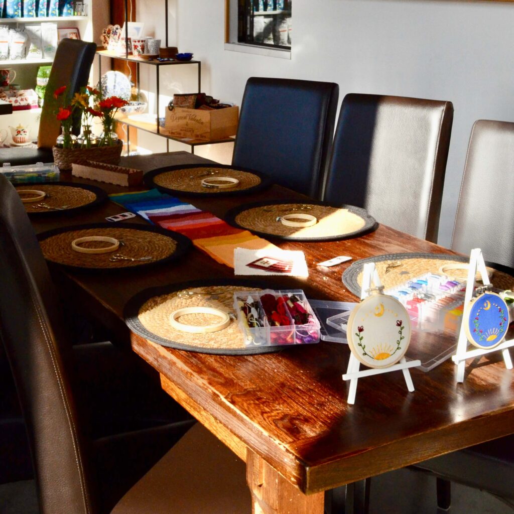 Installation de la table avant un atelier de broderie décorative