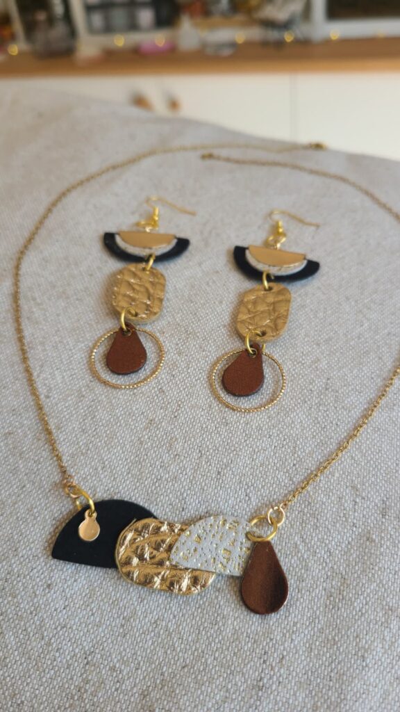Parure de bijoux réalisés à partir de chutes de cuir