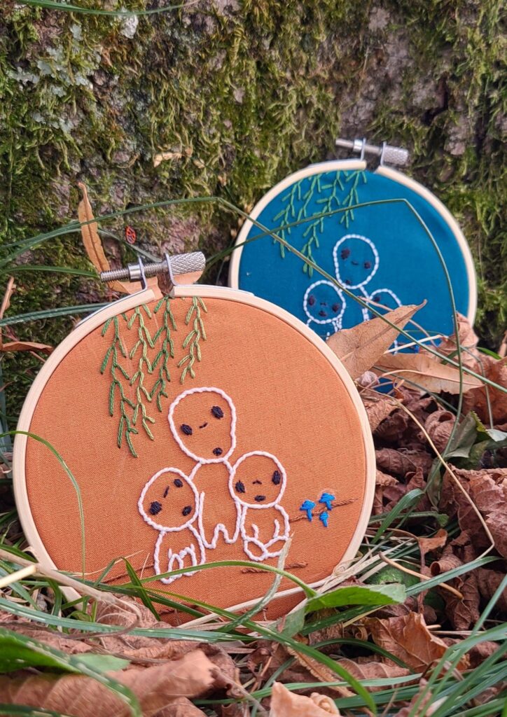 Broderie décorative représentant des Kodamas phosphorescents